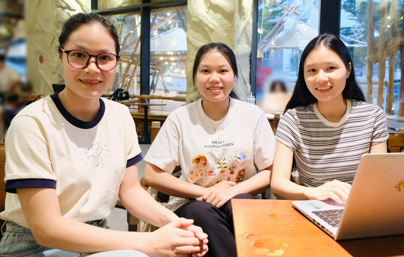Gặp lại ba chị em cùng nhận học bổng Tiếp sức đến trường - Ảnh 1.