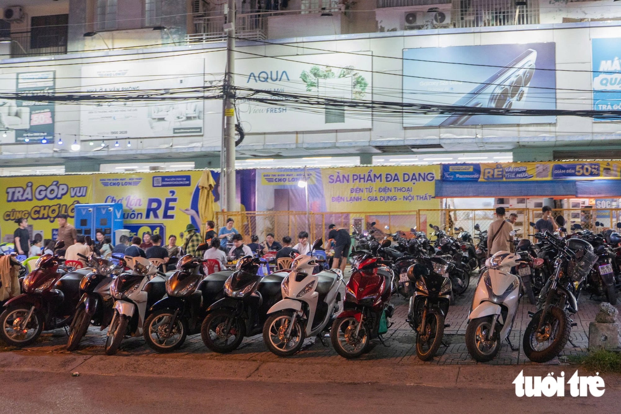 Eateries take over sidewalks along Ho Chi Minh City street, forcing pedestrians onto road- Ảnh 6.
