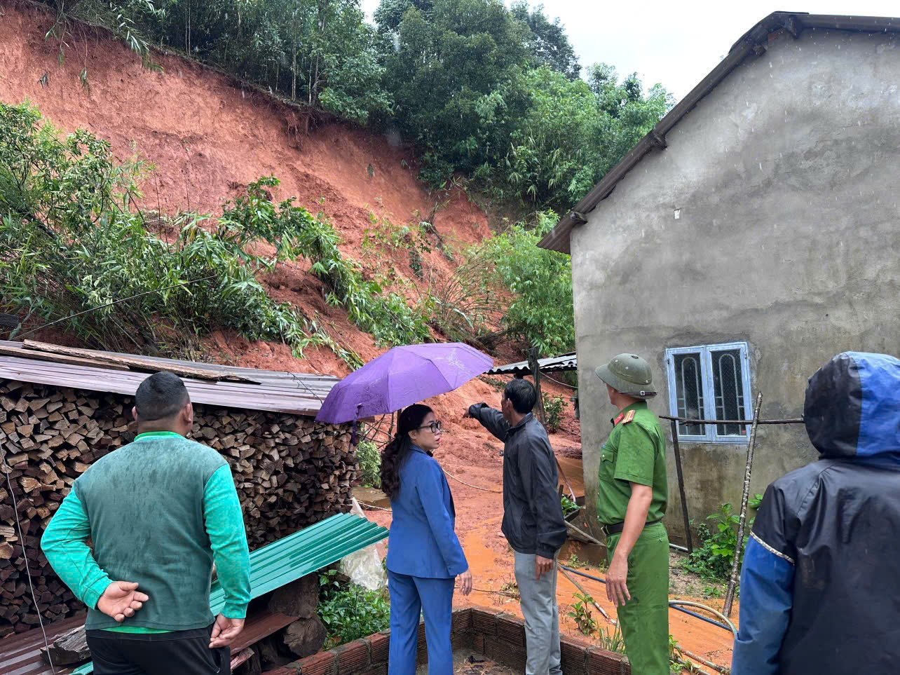 Mưa lớn ở phía Tây Quảng Ngãi, 283 hộ dân bị chia cắt - Ảnh 2.