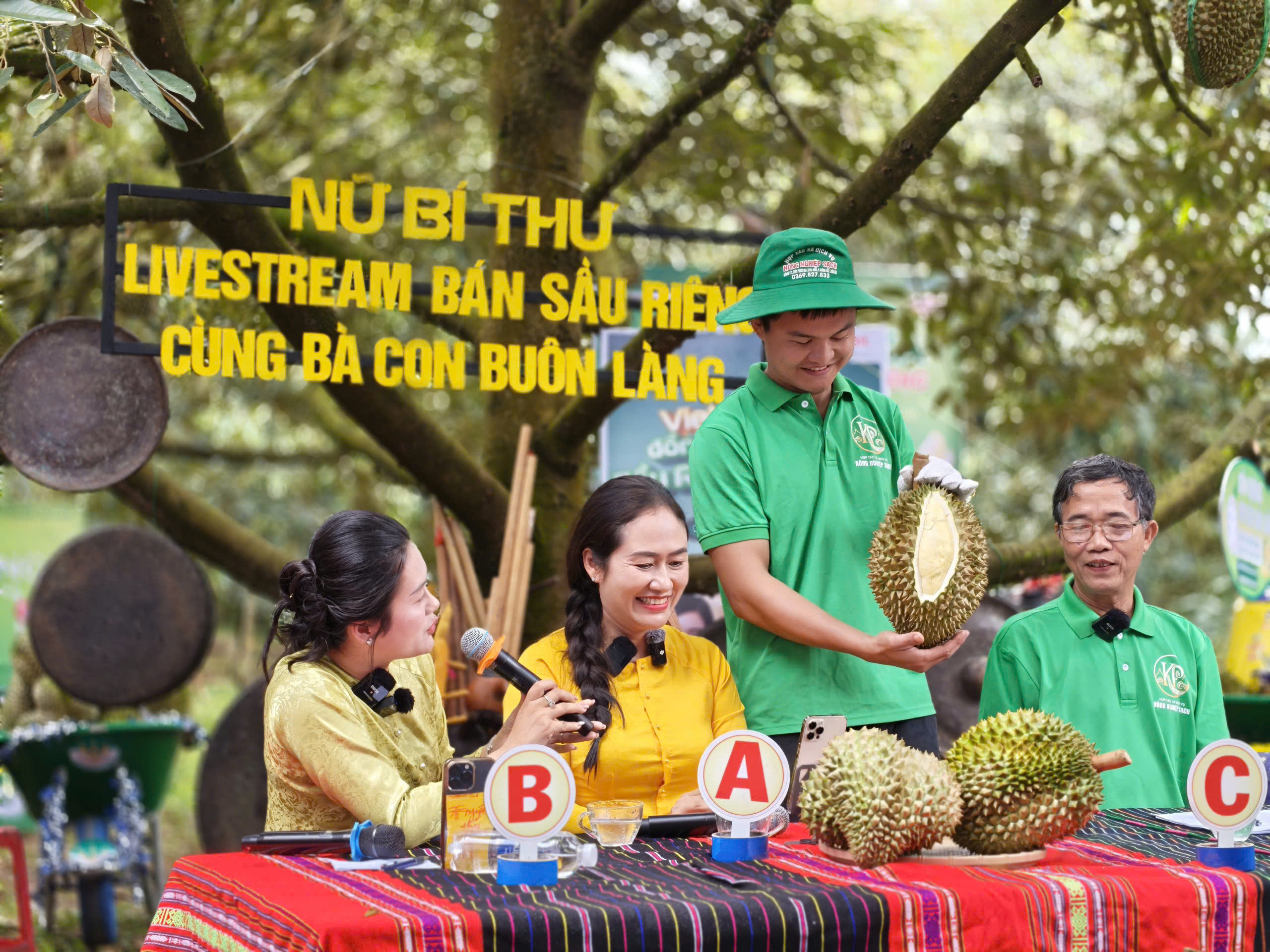 'Thủ phủ sầu riêng' rước voi về làm lễ cầu no đủ, livestream bán hàng sang Trung Quốc - Ảnh 3.