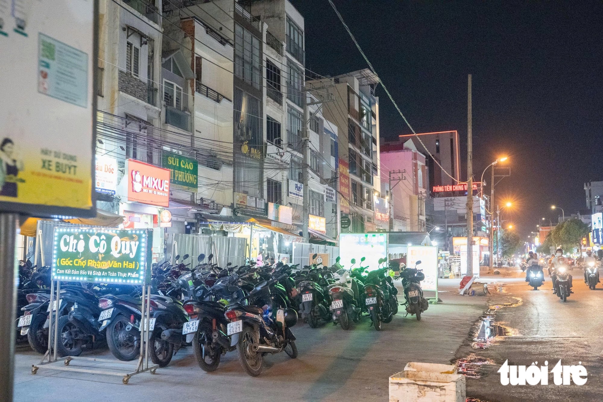Eateries take over sidewalks along Ho Chi Minh City street, forcing pedestrians onto road- Ảnh 5.