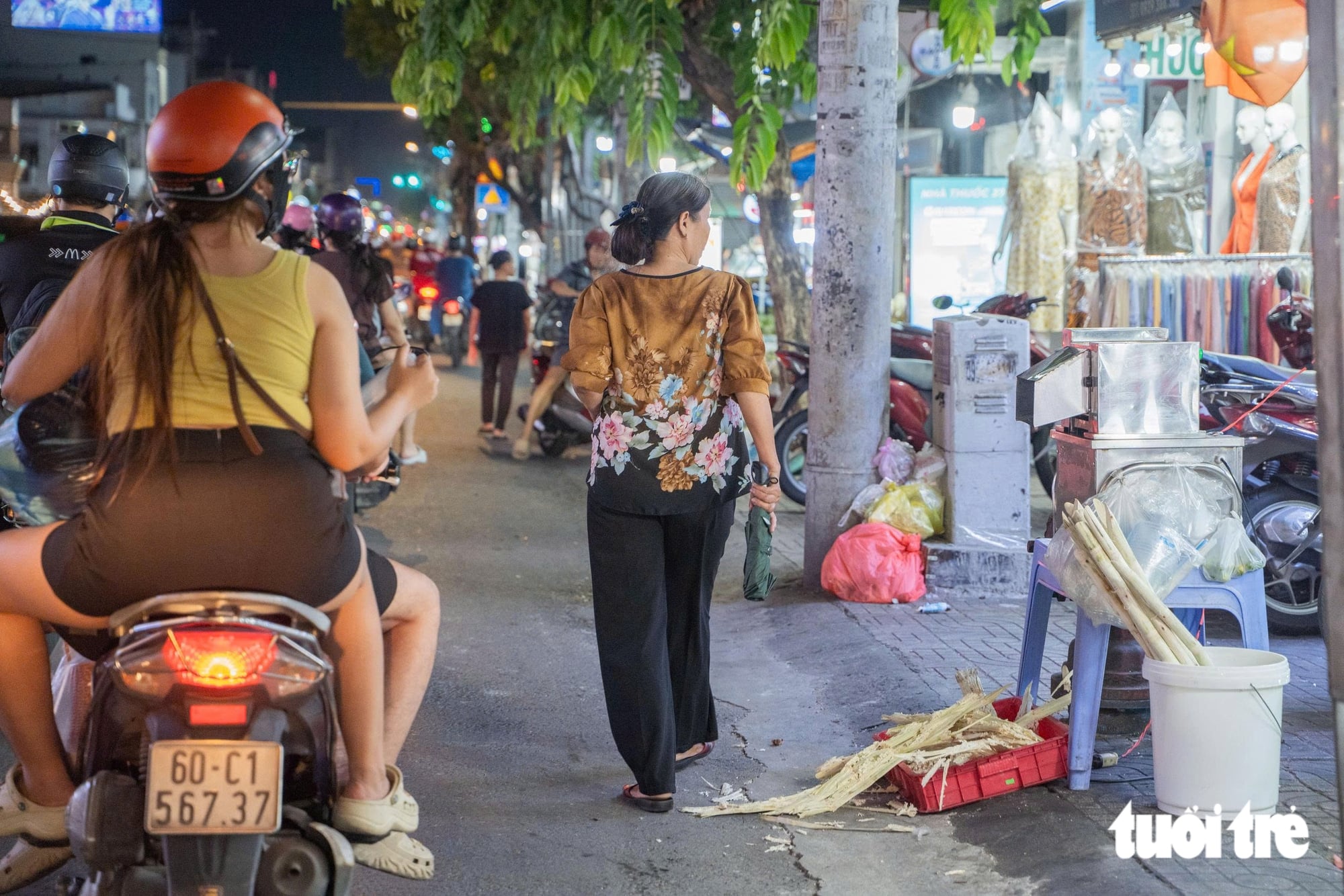 Eateries take over sidewalks along Ho Chi Minh City street, forcing pedestrians onto road- Ảnh 2.