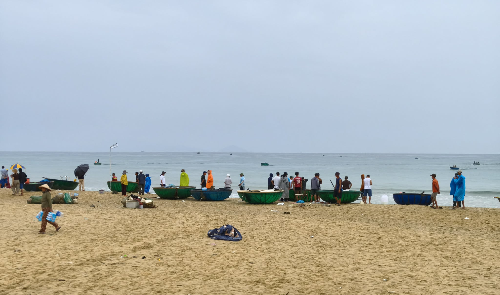 越南峴港:數百人出海用網和釣鉤找到失蹤漁民遺體