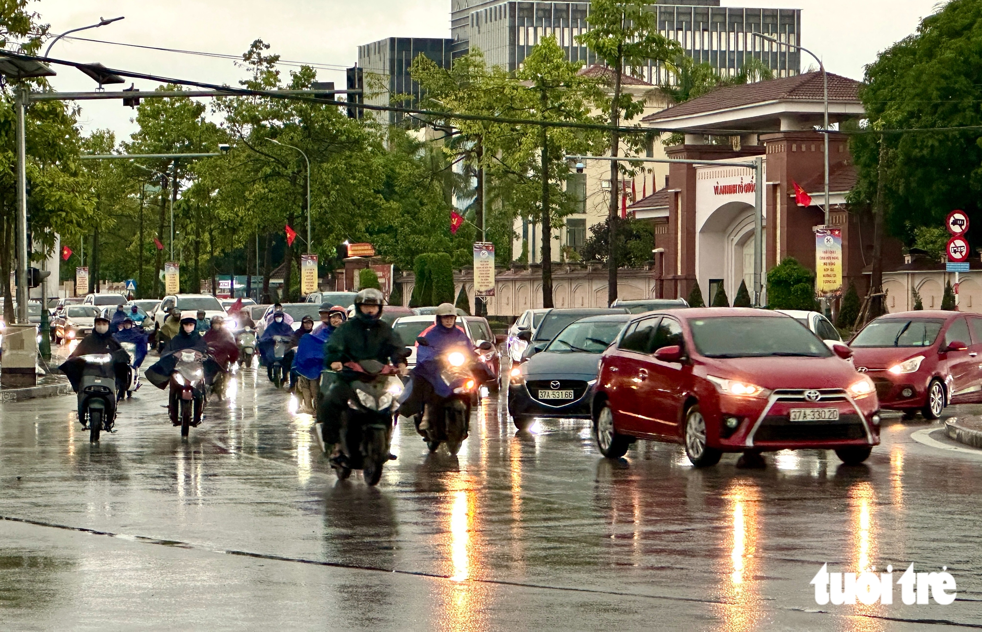 越南義安省多座水電、水利水庫在大雨前洩洪
