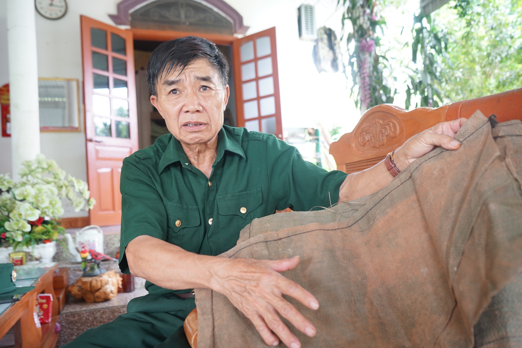 Cuộc sống đời thường của người cựu binh khóc nghẹn khi ôm di cốt đồng đội trên 'lò vôi thế kỷ' - Ảnh 1.
