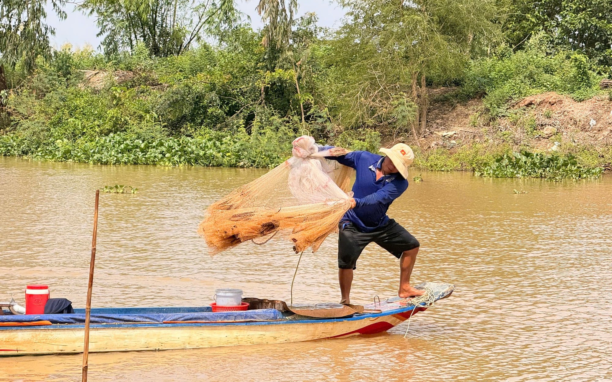 Thousands flock to traditional ox race, floating market festival in Vietnam’s Mekong Delta - Ảnh 6.