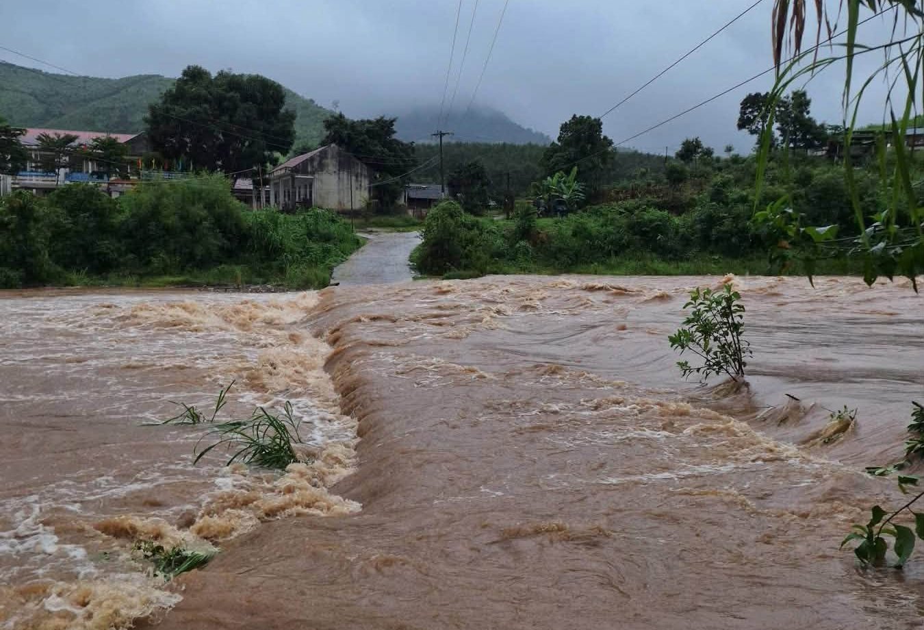 越南广义省西部暴雨，283户居民被隔离