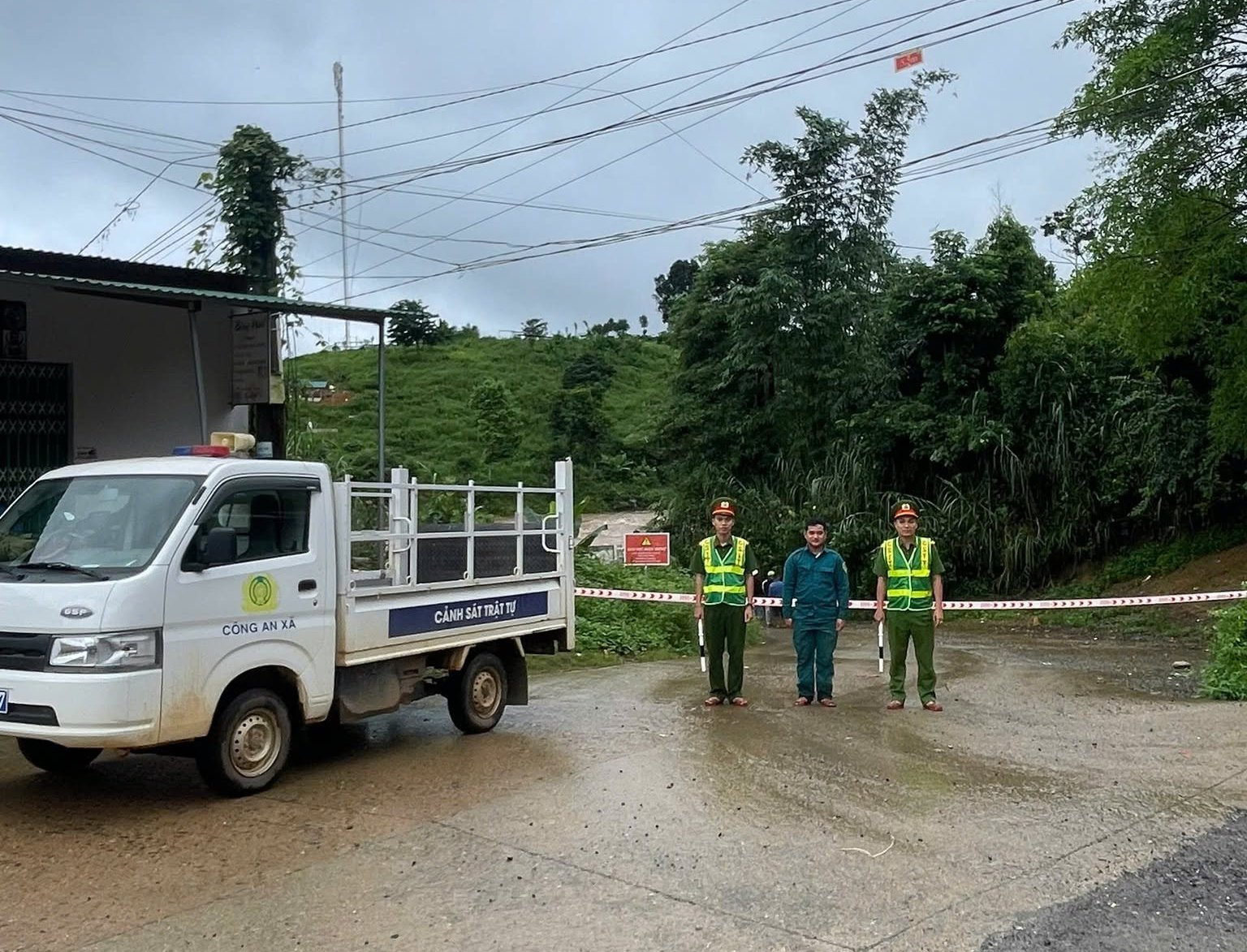 Mưa lớn ở phía Tây Quảng Ngãi, 283 hộ dân bị chia cắt - Ảnh 3.