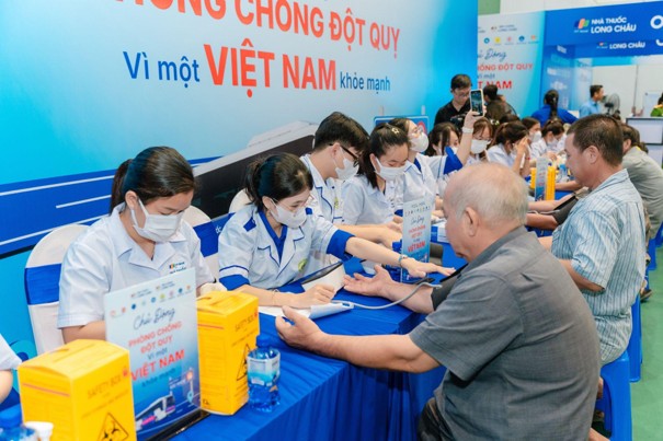 Vĩnh Long: Hơn một ngàn người dân được khám sức khỏe, tầm soát đột quỵ và phát thuốc miễn phí - Ảnh 3.
