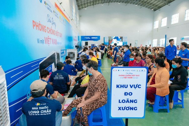 Vĩnh Long: Hơn một ngàn người dân được khám sức khỏe, tầm soát đột quỵ và phát thuốc miễn phí - Ảnh 4.