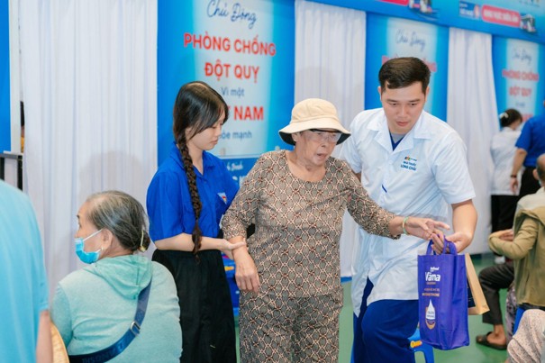 Vĩnh Long: Hơn một ngàn người dân được khám sức khỏe, tầm soát đột quỵ và phát thuốc miễn phí - Ảnh 6.