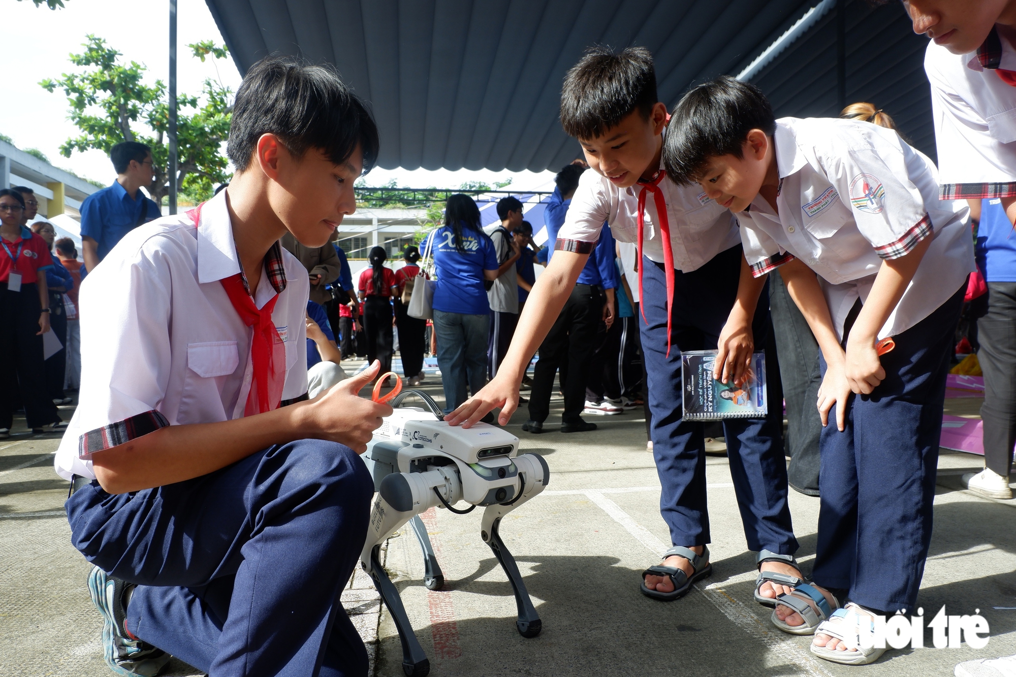 Thích thú với Robot mang dáng hình chú chó và những chú ong bay rợp sân khấu tại Ngày hội 'Chuyển đổi số - Chuyển động xanh' - Ảnh 1.
