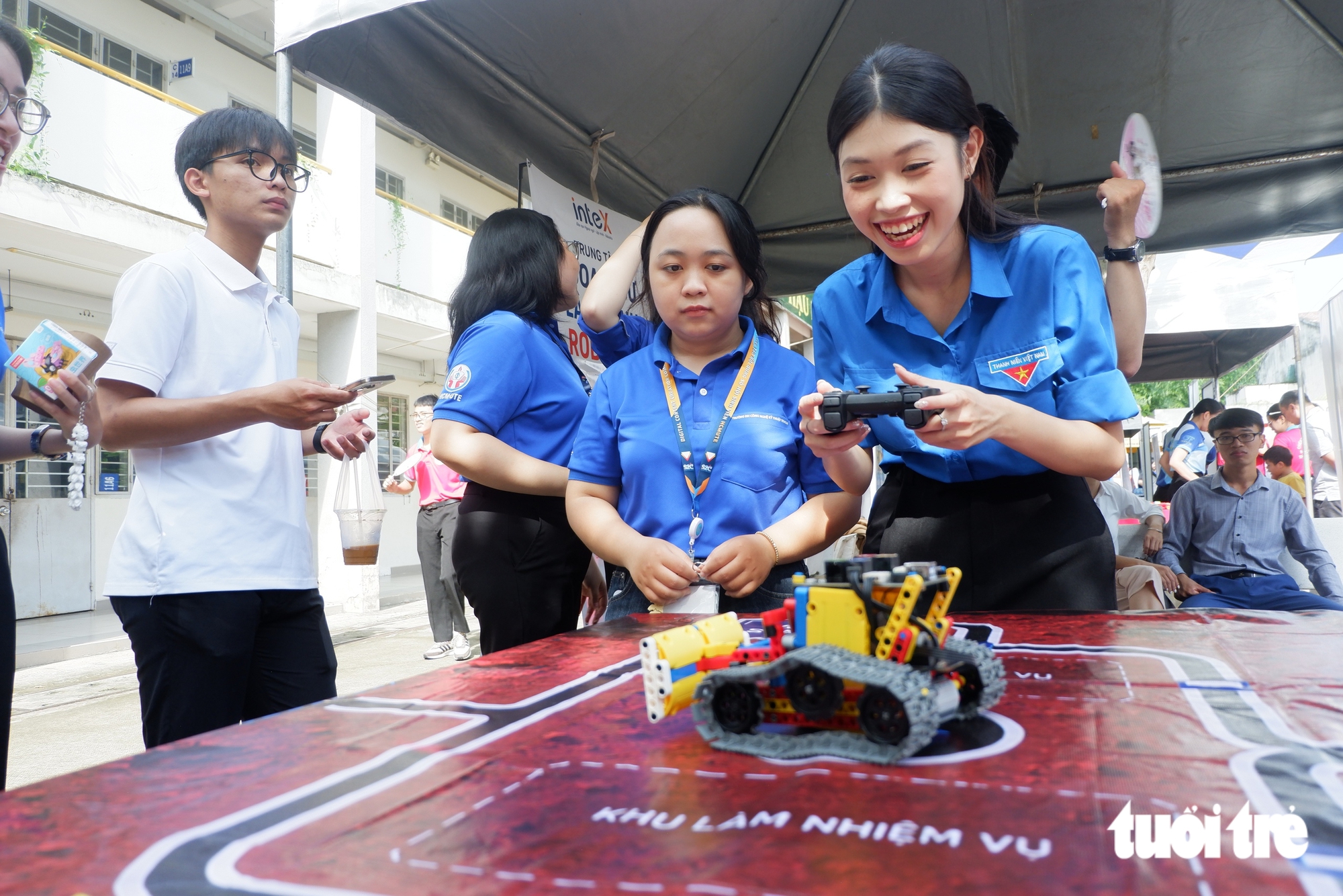 Thích thú với Robot mang dáng hình chú chó và những chú ong bay rợp sân khấu tại Ngày hội 'Chuyển đổi số - Chuyển động xanh' - Ảnh 3.