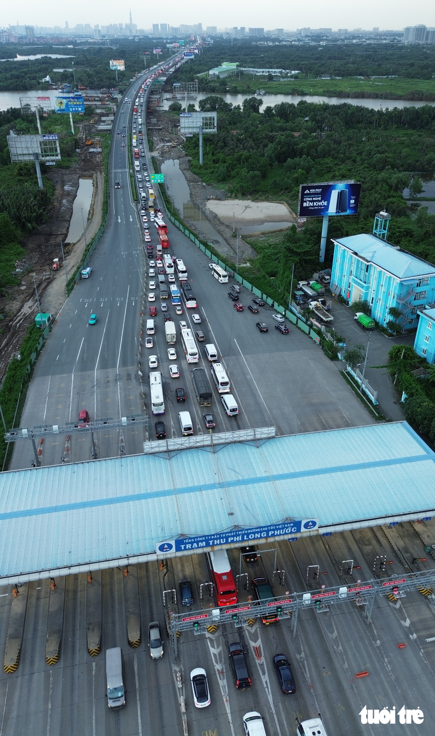 Dòng xe 'bò' từ quốc lộ 51 về nút giao An Phú trên cao tốc TP.HCM - Long Thành, tài xế ngao ngán - Ảnh 1.