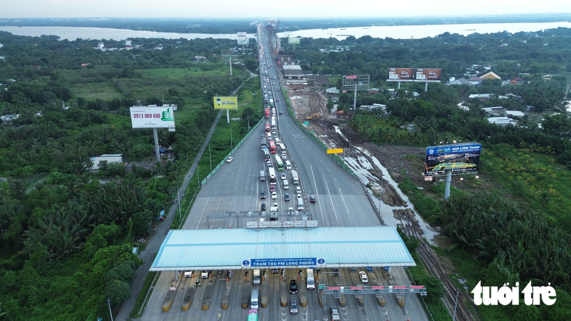 Dòng xe 'bò' từ quốc lộ 51 về nút giao An Phú trên cao tốc TP.HCM - Long Thành, tài xế ngao ngán - Ảnh 5.