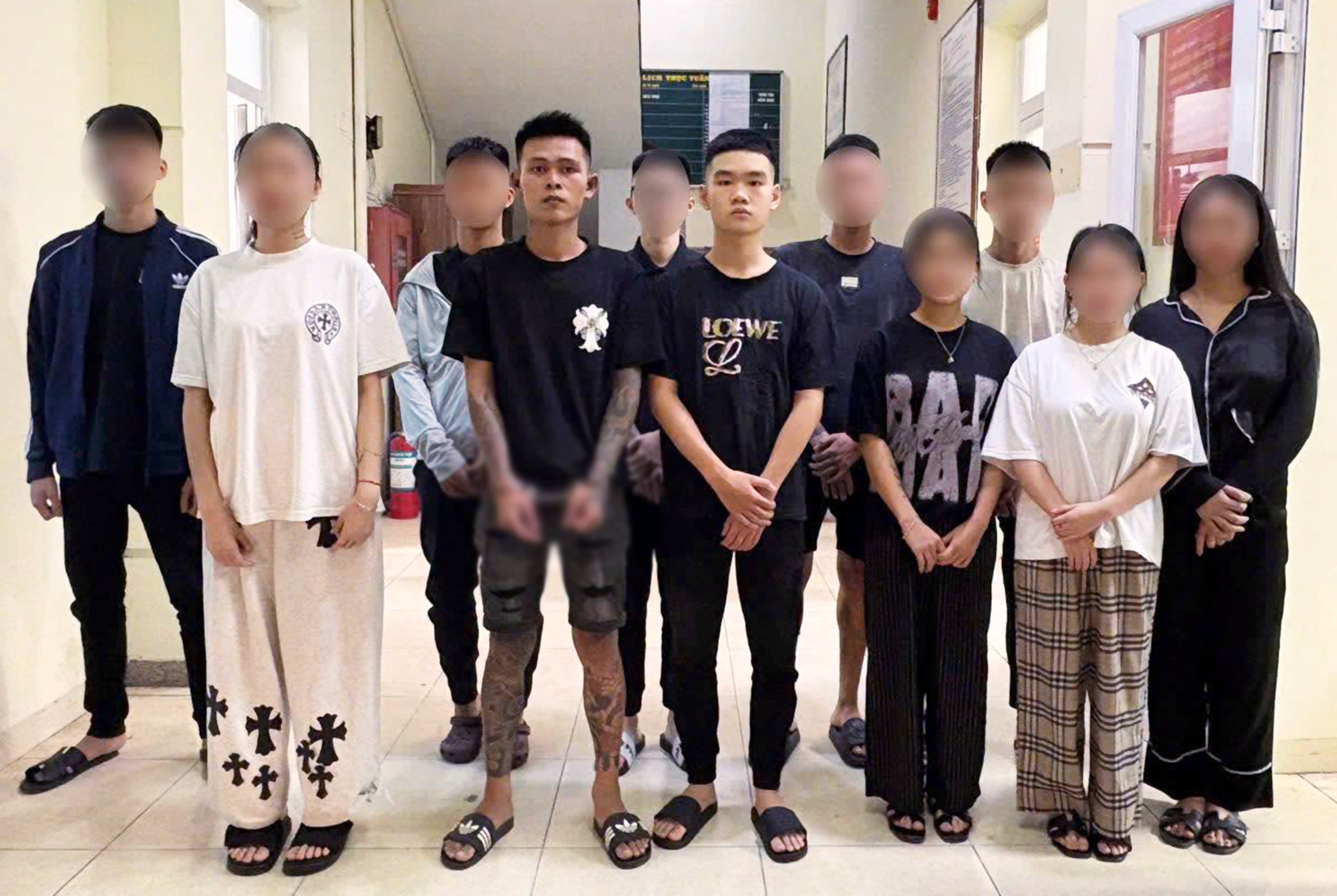 14 nam nữ thanh niên bị điều tra sau vụ hỗn chiến tại Quán Nhỏ - Ảnh 2.
