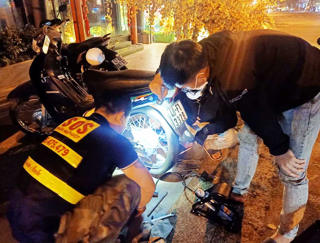 HAI CHỤC NGHÌN VÀ MỘT TIẾNG BƠM XE - Ảnh 2.