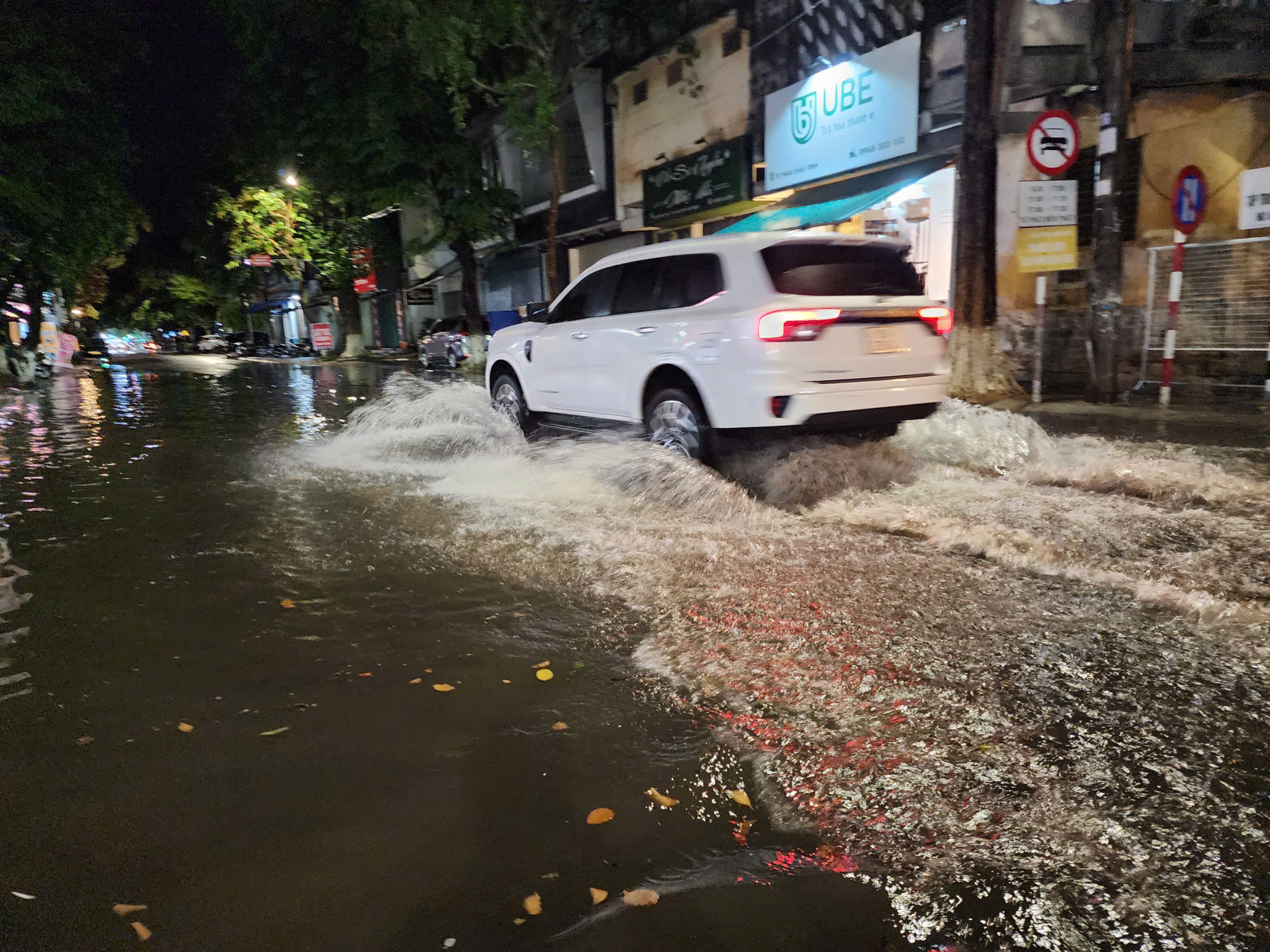 Trận mưa 'siêu to khổng lồ' tối 2-8 ở đô thị Quảng Ngãi có lượng mưa bao nhiêu? - Ảnh 3.