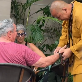 5 Chinese detained for allegedly posing as Buddhist monks to make money from foreign tourists in downtown Ho Chi Minh City - Ảnh 1.