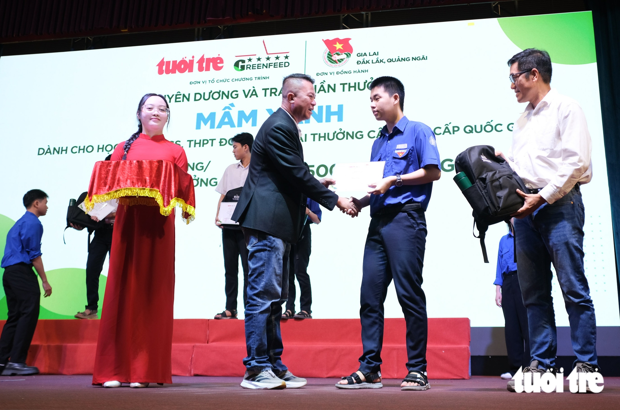 Thưởng 129 HS giỏi tỉnh và quốc gia vươn lên từ bao mái nhà tan tành trong bão lũ 2025 - Ảnh 3.