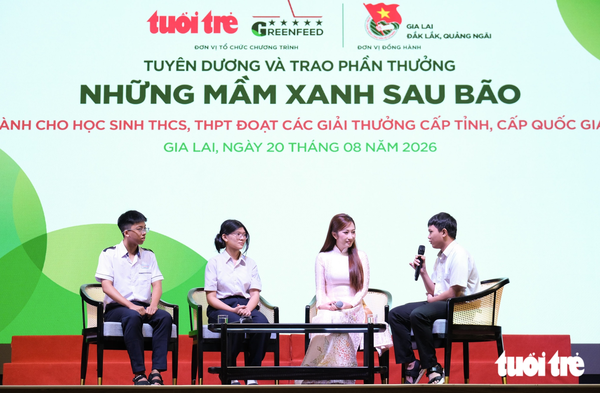 Thưởng 129 HS giỏi tỉnh và quốc gia vươn lên từ bao mái nhà tan tành trong bão lũ 2025 - Ảnh 4.