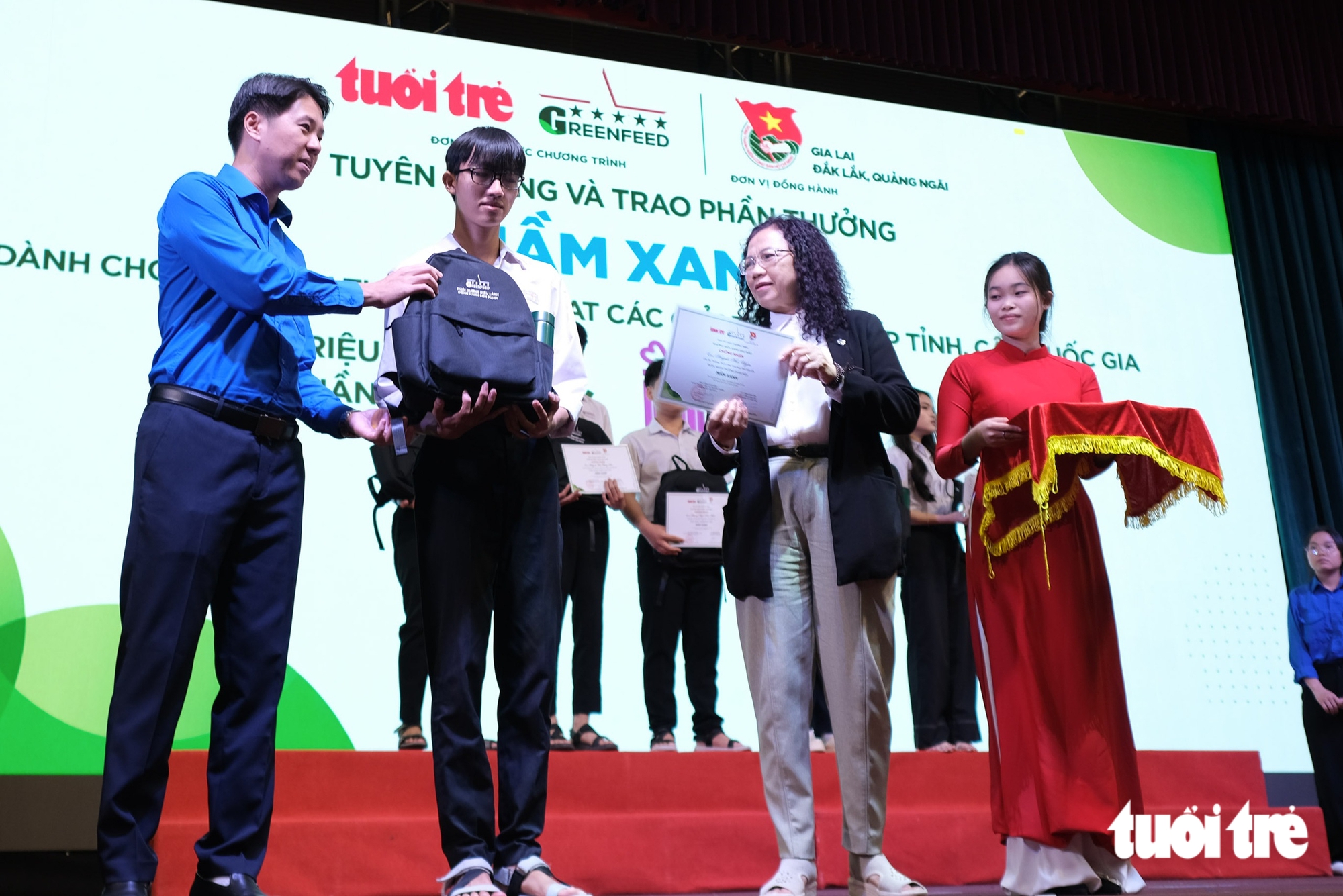 Thưởng 129 HS giỏi tỉnh và quốc gia vươn lên từ bao mái nhà tan tành trong bão lũ 2025 - Ảnh 10.