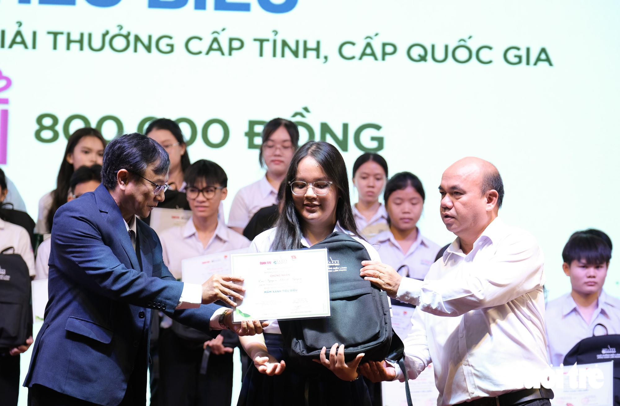 Thưởng 129 HS giỏi tỉnh và quốc gia vươn lên từ bao mái nhà tan tành trong bão lũ 2025 - Ảnh 12.