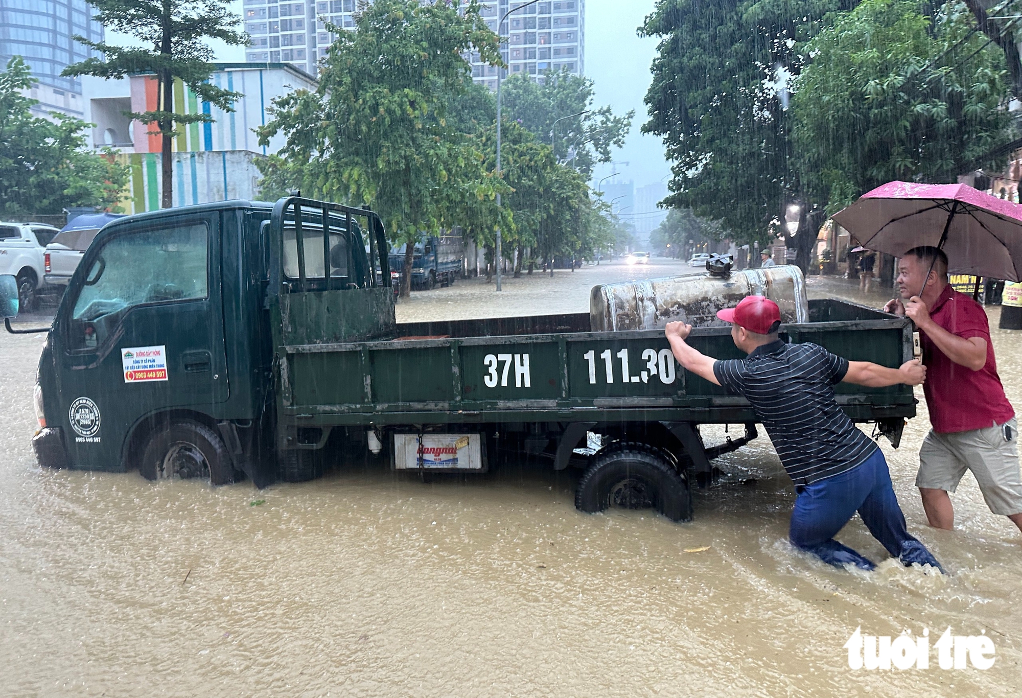 Phố thành 'sông' sau mưa lớn, dân Vinh hò nhau đẩy ô tô chết máy - Ảnh 1.