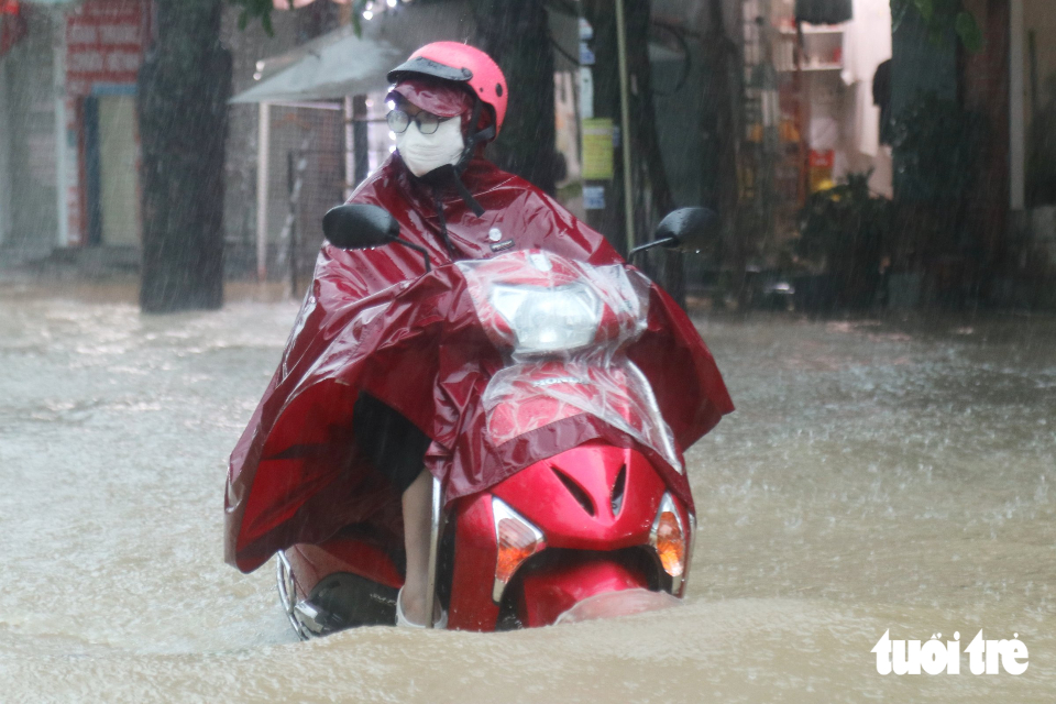 Phố thành 'sông' sau mưa lớn, dân Vinh hò nhau đẩy ô tô chết máy - Ảnh 4.