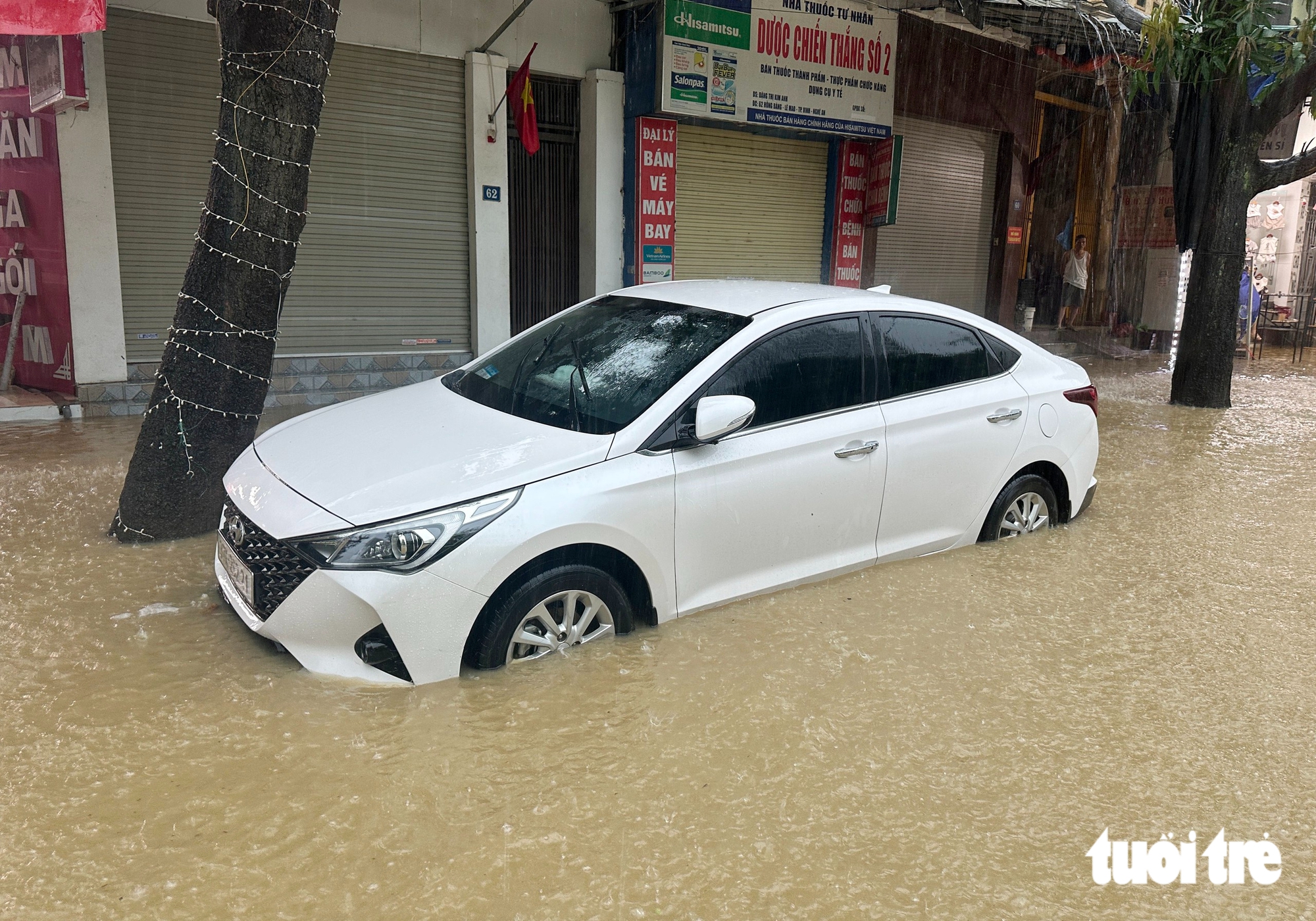 Phố thành 'sông' sau mưa lớn, dân Vinh hò nhau đẩy ô tô chết máy - Ảnh 5.