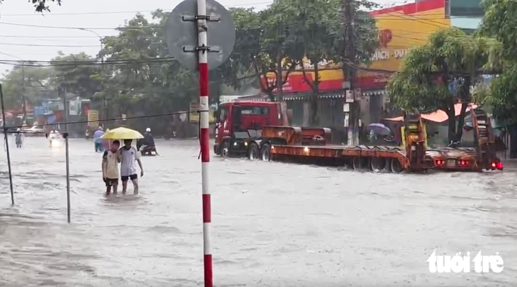 Phố thành 'sông' sau mưa lớn, dân Vinh hò nhau đẩy ô tô chết máy - Ảnh 8.