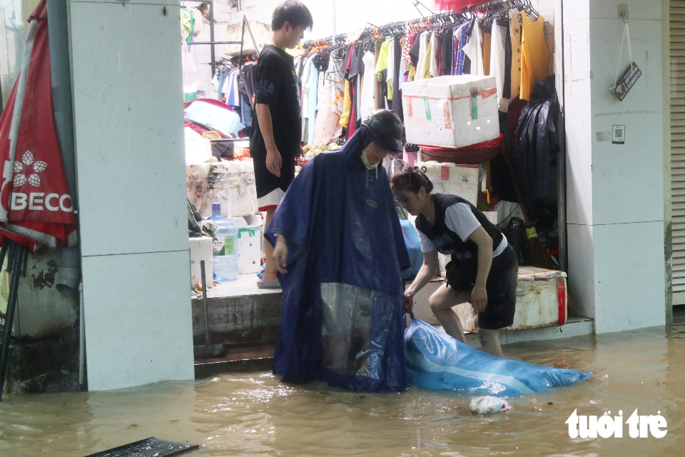 Phố thành 'sông' sau mưa lớn, dân Vinh hò nhau đẩy ô tô chết máy - Ảnh 9.