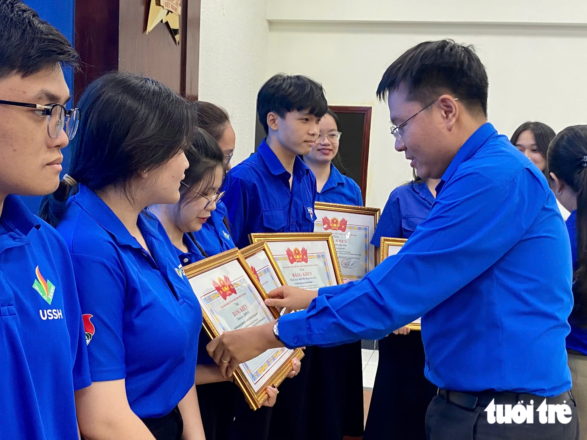 Chiến sĩ Mùa hè số được người dân 'đặt lịch' hướng dẫn vì quá nhiệt tình - Ảnh 1.
