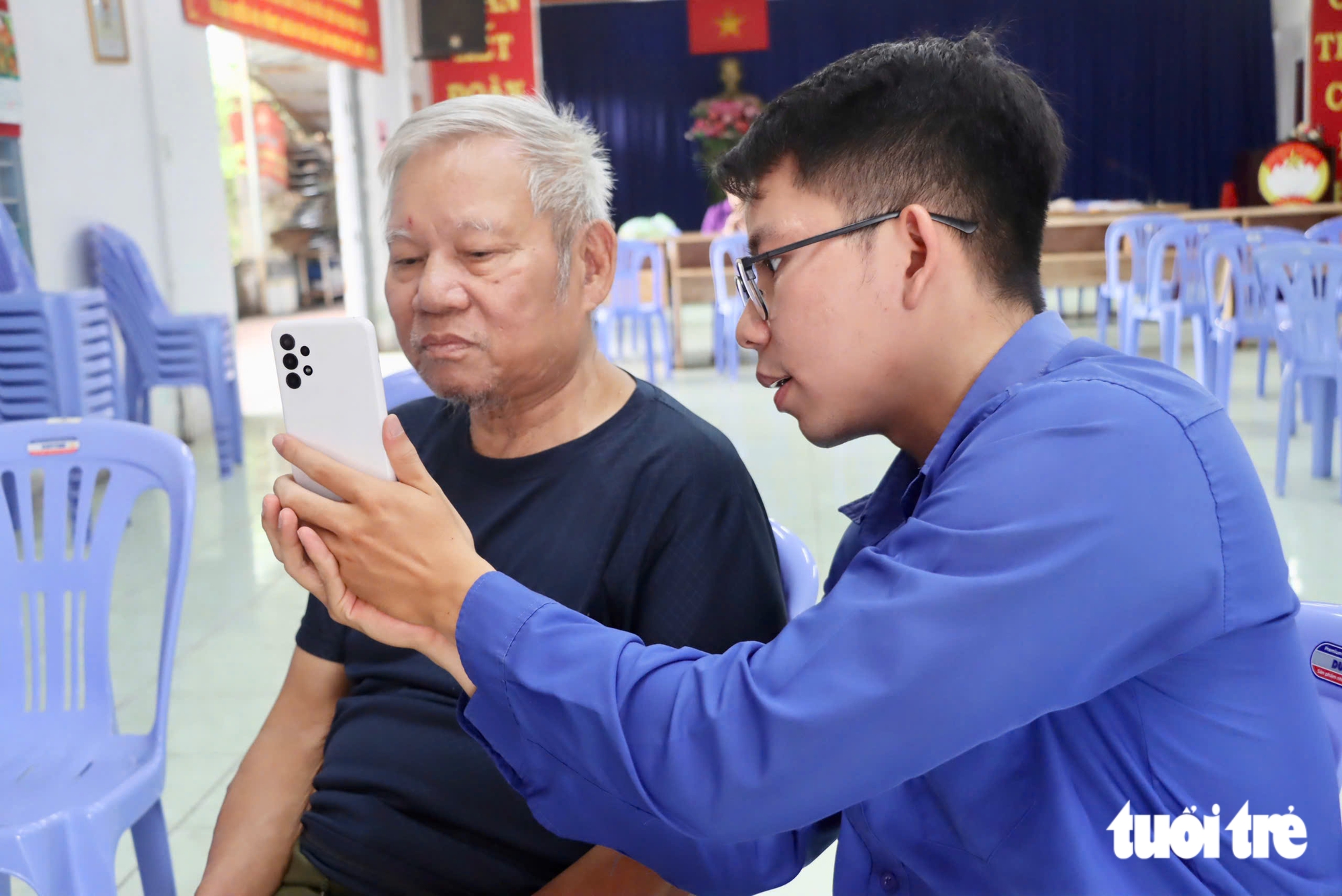 Chiến sĩ Mùa hè số được người dân 'đặt lịch' hướng dẫn vì quá nhiệt tình - Ảnh 2.