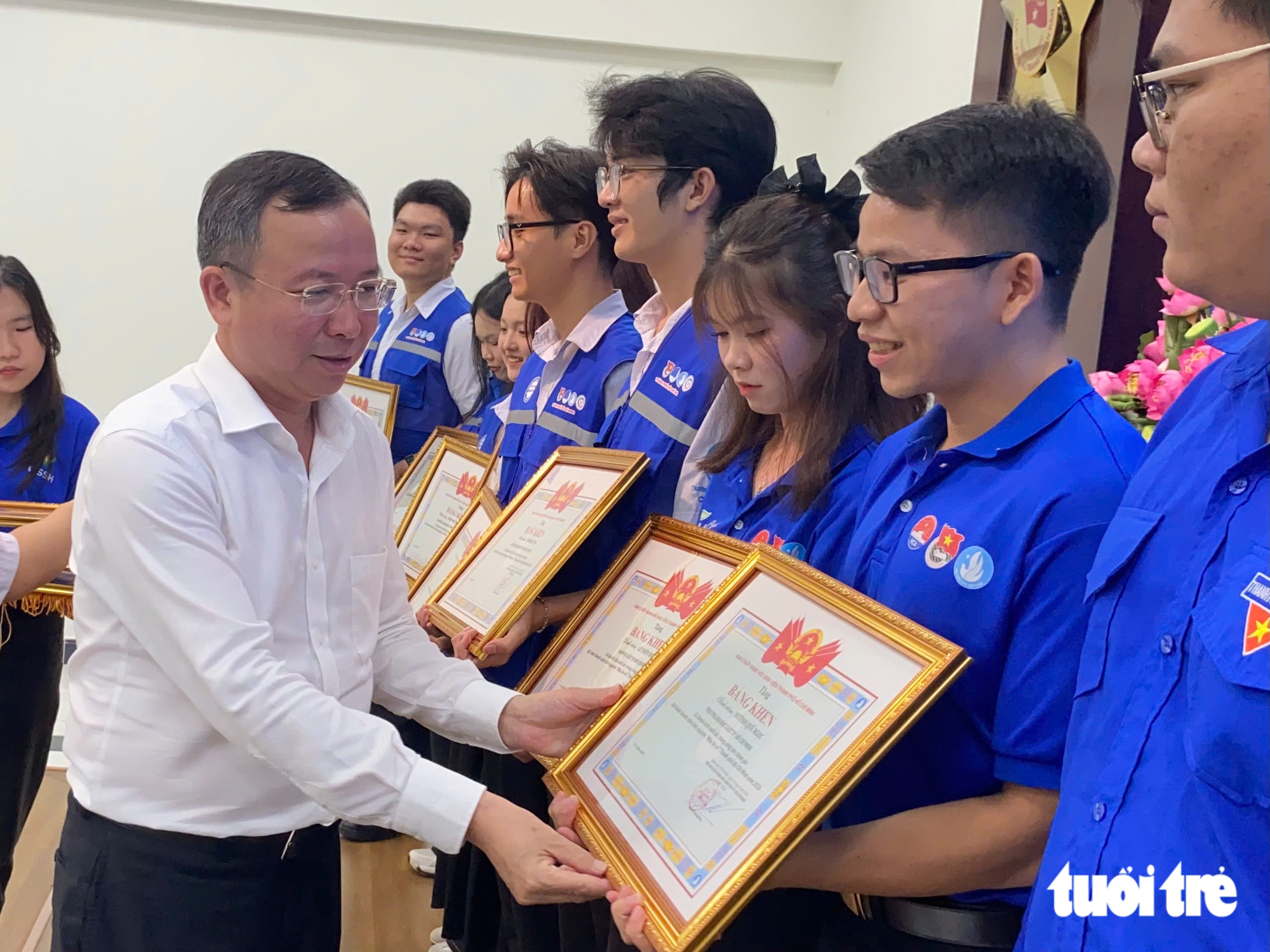Chiến sĩ Mùa hè số được người dân 'đặt lịch' hướng dẫn vì quá nhiệt tình - Ảnh 4.