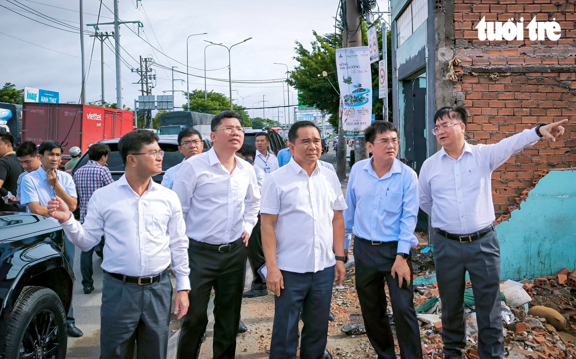 Xã Bình Chánh huy động xe cuốc hỗ trợ người dân tháo dỡ nhà, tăng tốc bàn giao mặt bằng mở rộng quốc lộ 1 - Ảnh 4.