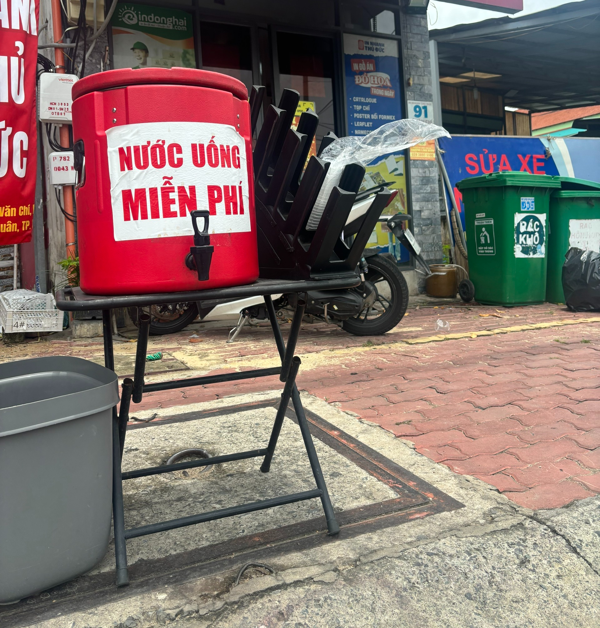 Những tấm bảng giản dị của tình người - Ảnh 2.