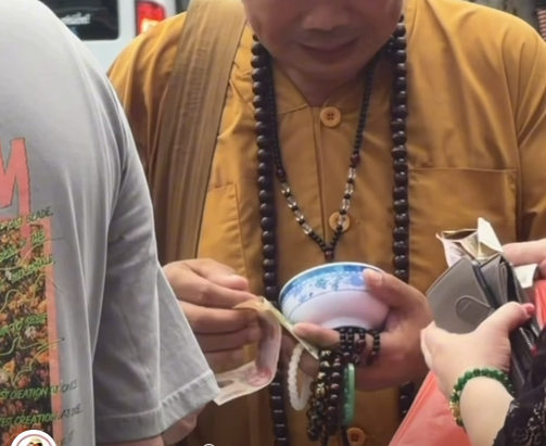 5 Chinese detained for allegedly posing as Buddhist monks to make money from foreign tourists in downtown Ho Chi Minh City - Ảnh 2.