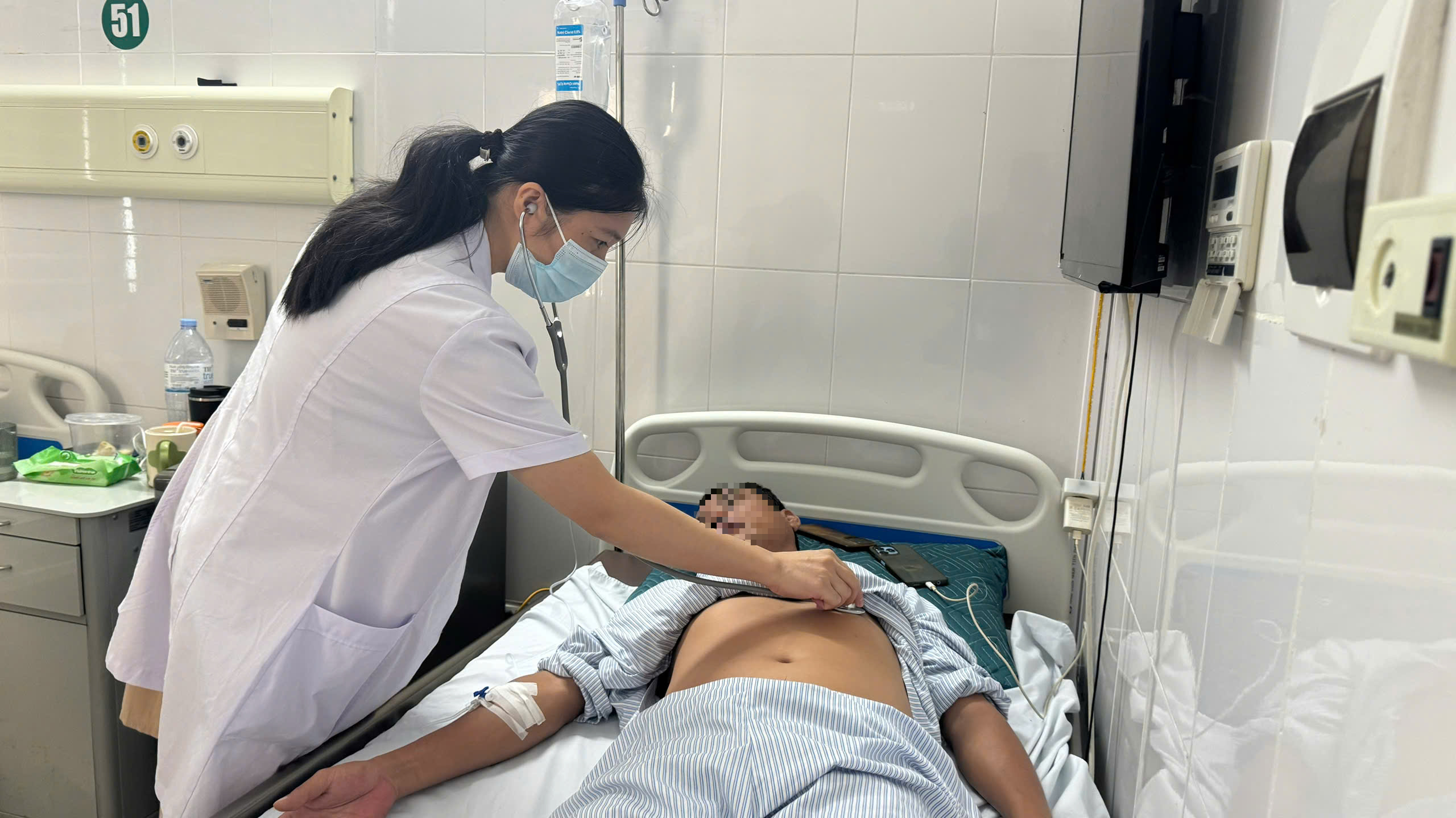 Nhầm hạ kali với hạ canxi, người đàn ông 41 tuổi suýt liệt tay chân - Ảnh 1.