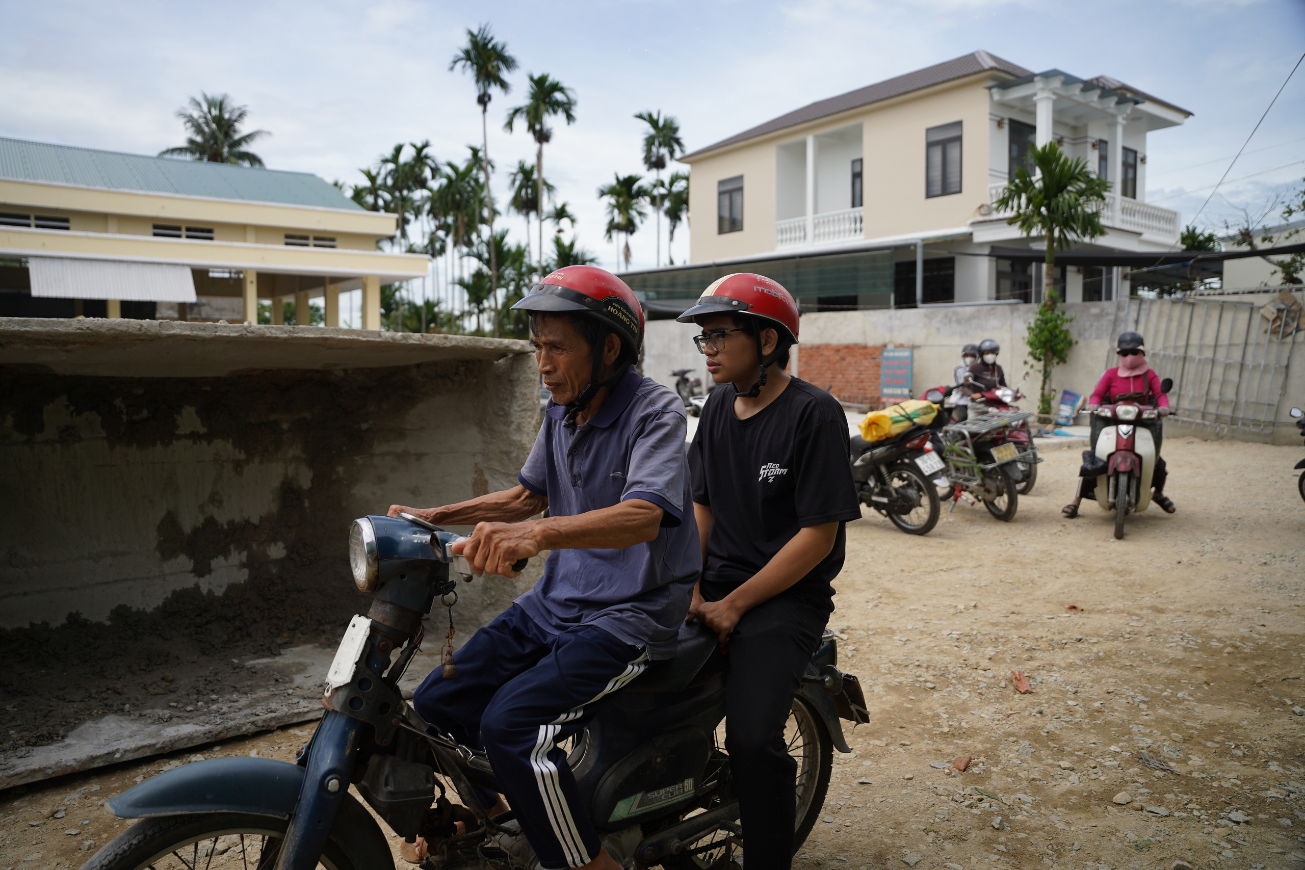 Tiếp sức đến trường: Mẹ ung thư qua đời, tân sinh viên Đại học Bách khoa ngồi bán dép ở chợ Nghĩa Hòa - Ảnh 9.