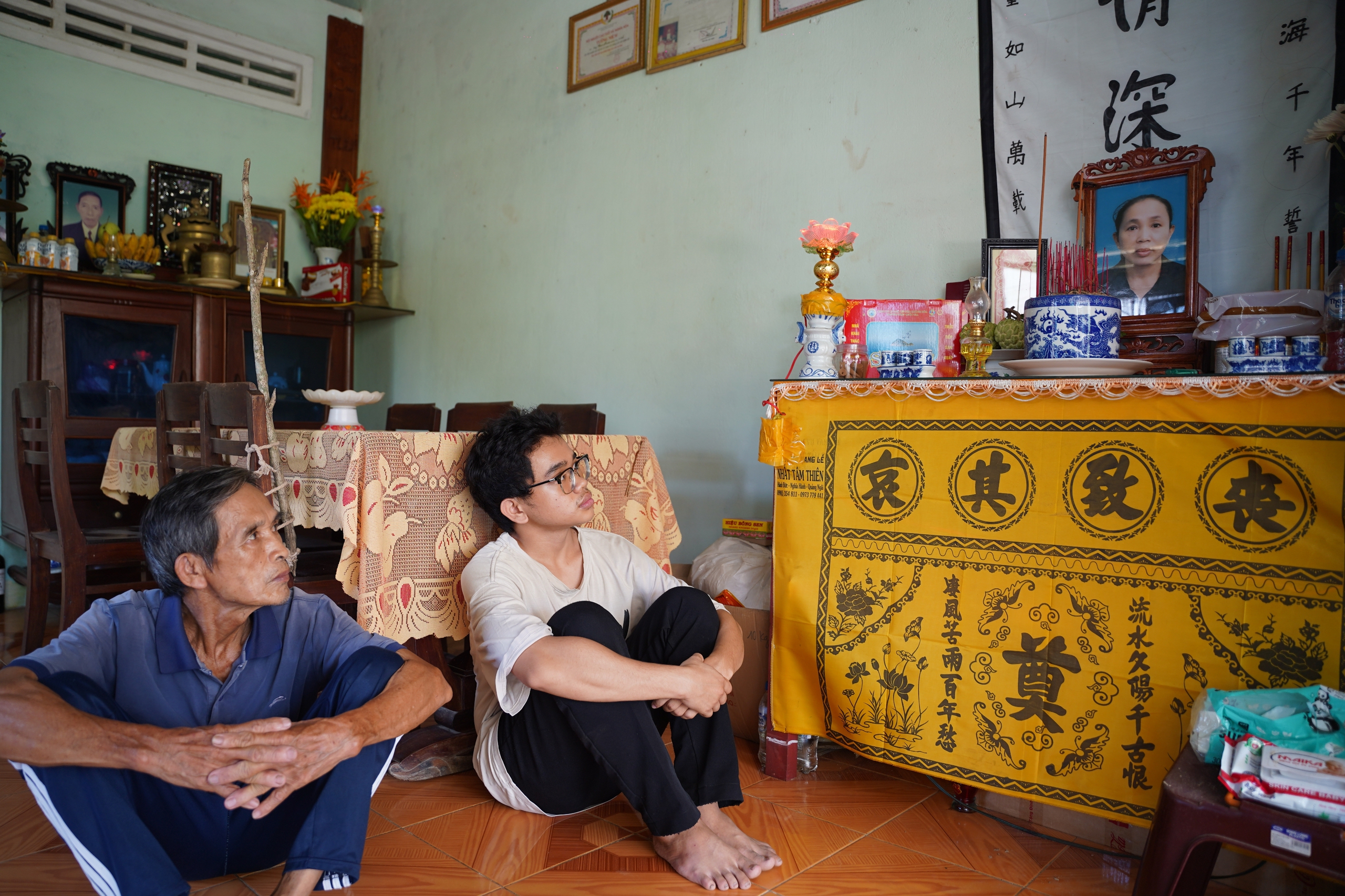 Tiếp sức đến trường: Mẹ ung thư qua đời, tân sinh viên Đại học Bách khoa ngồi bán dép ở chợ Nghĩa Hòa - Ảnh 4.