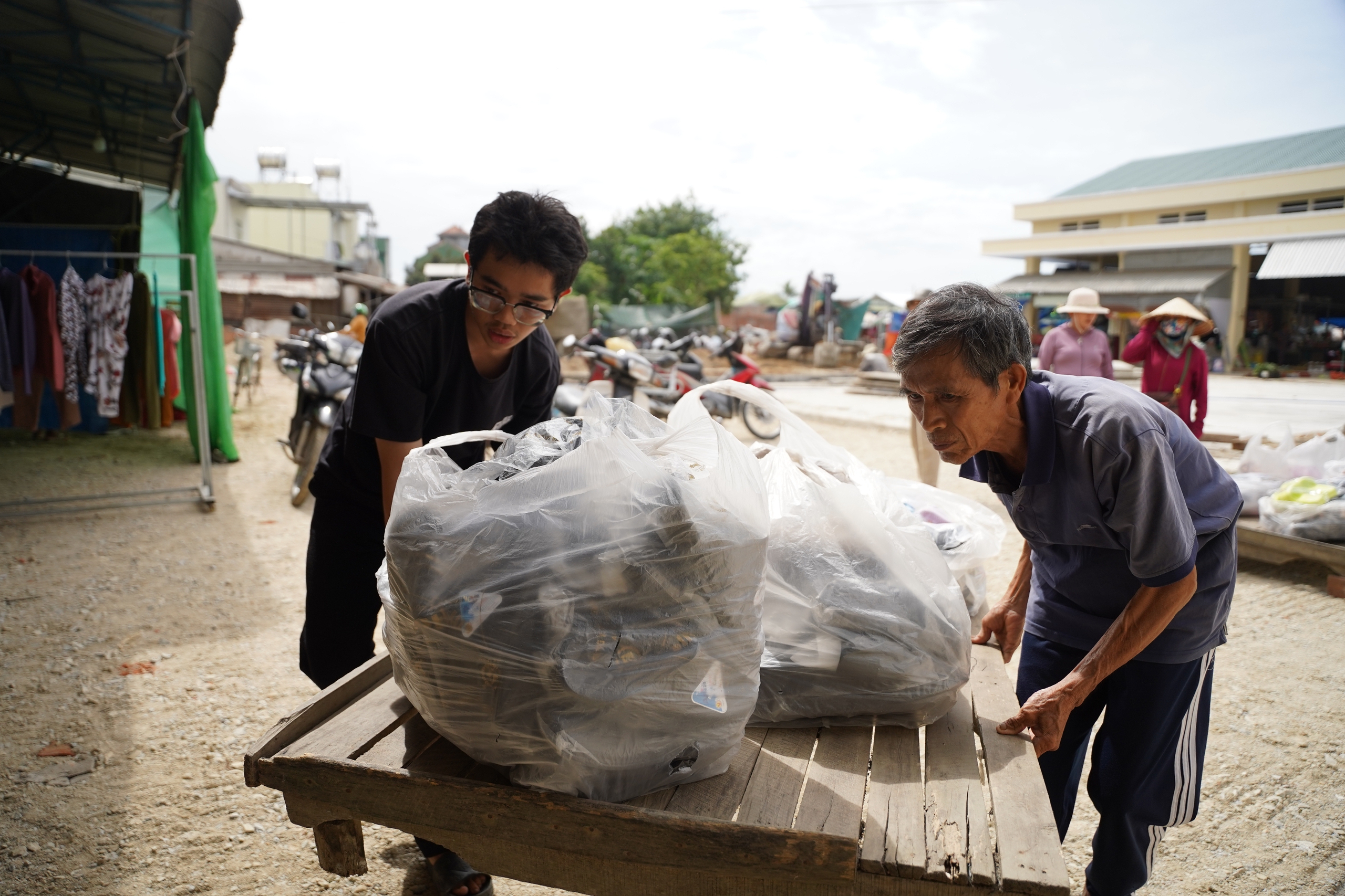Tiếp sức đến trường: Mẹ ung thư qua đời, tân sinh viên Đại học Bách khoa ngồi bán dép ở chợ Nghĩa Hòa - Ảnh 5.