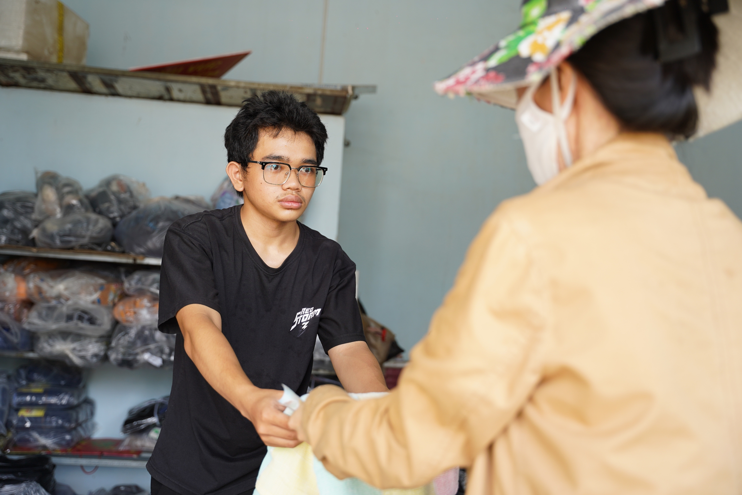 Tiếp sức đến trường: Mẹ ung thư qua đời, tân sinh viên Đại học Bách khoa ngồi bán dép ở chợ Nghĩa Hòa - Ảnh 7.