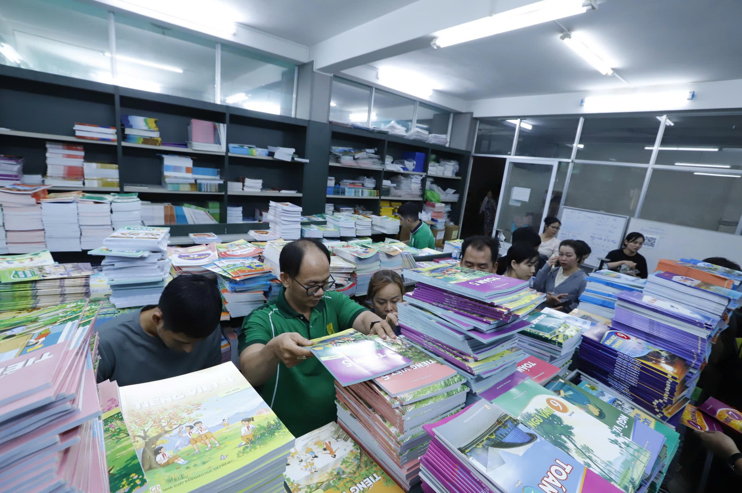 Thiếu sách, sáp nhập trường, tuyển sinh 2027: Những câu hỏi chờ Bộ trưởng GD-ĐT trả lời - Ảnh 1.