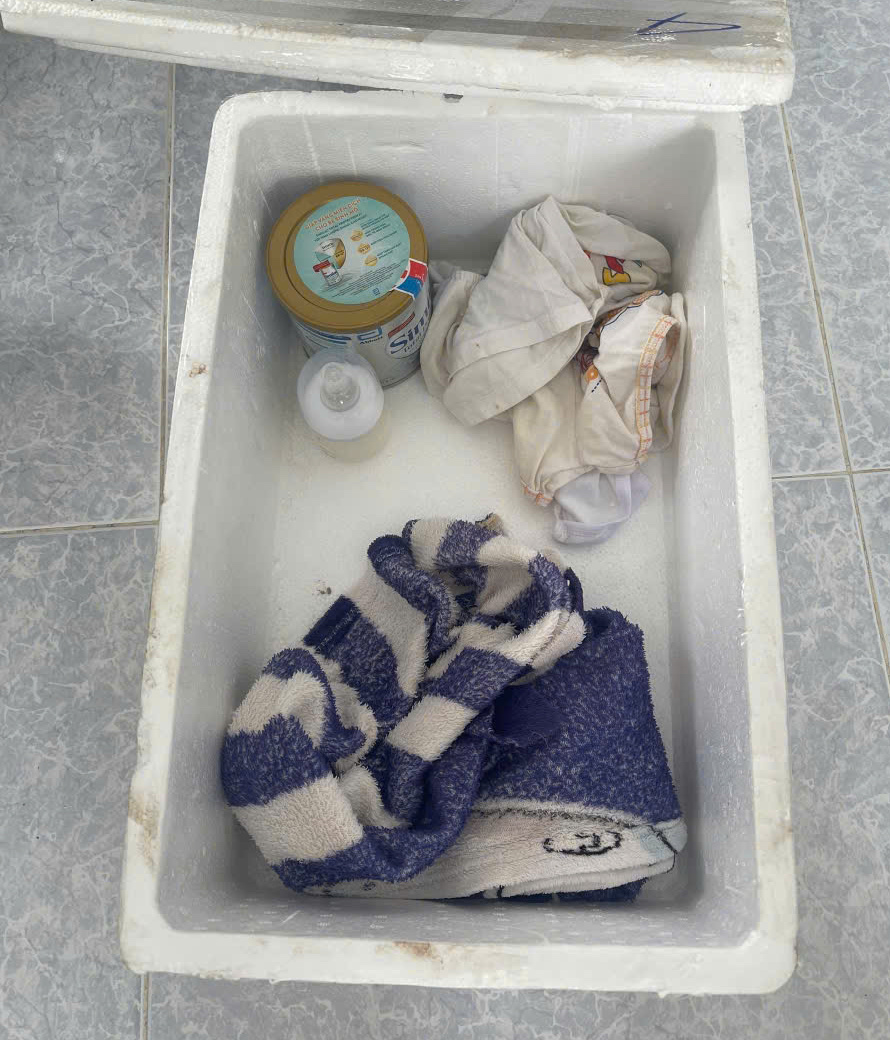 Cùng lúc phát hiện 2 trẻ sơ sinh bỏ rơi ở La Gi, phường thông báo tìm cha mẹ - Ảnh 1.