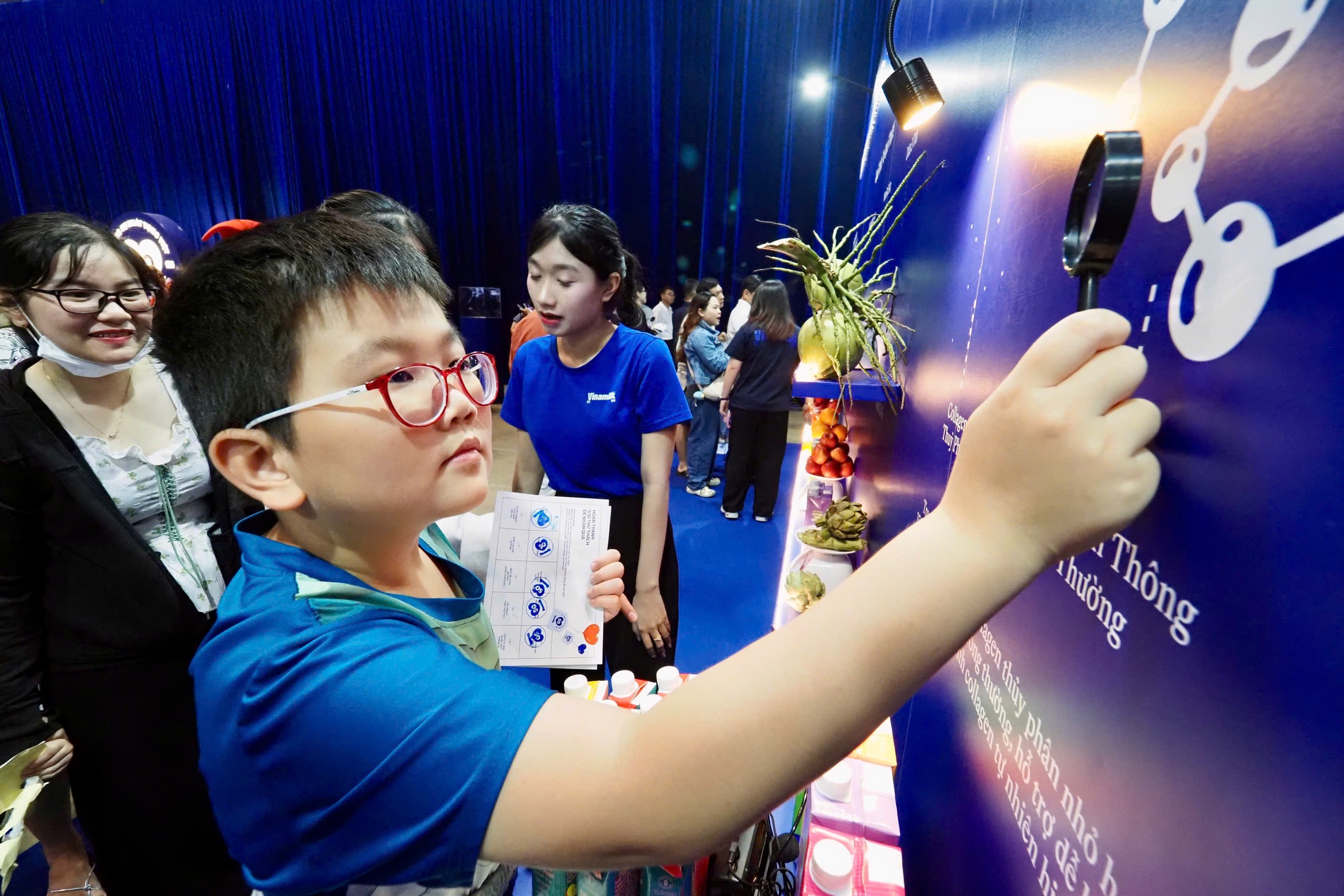 Hàng hàng lượt khách đến triển lãm 