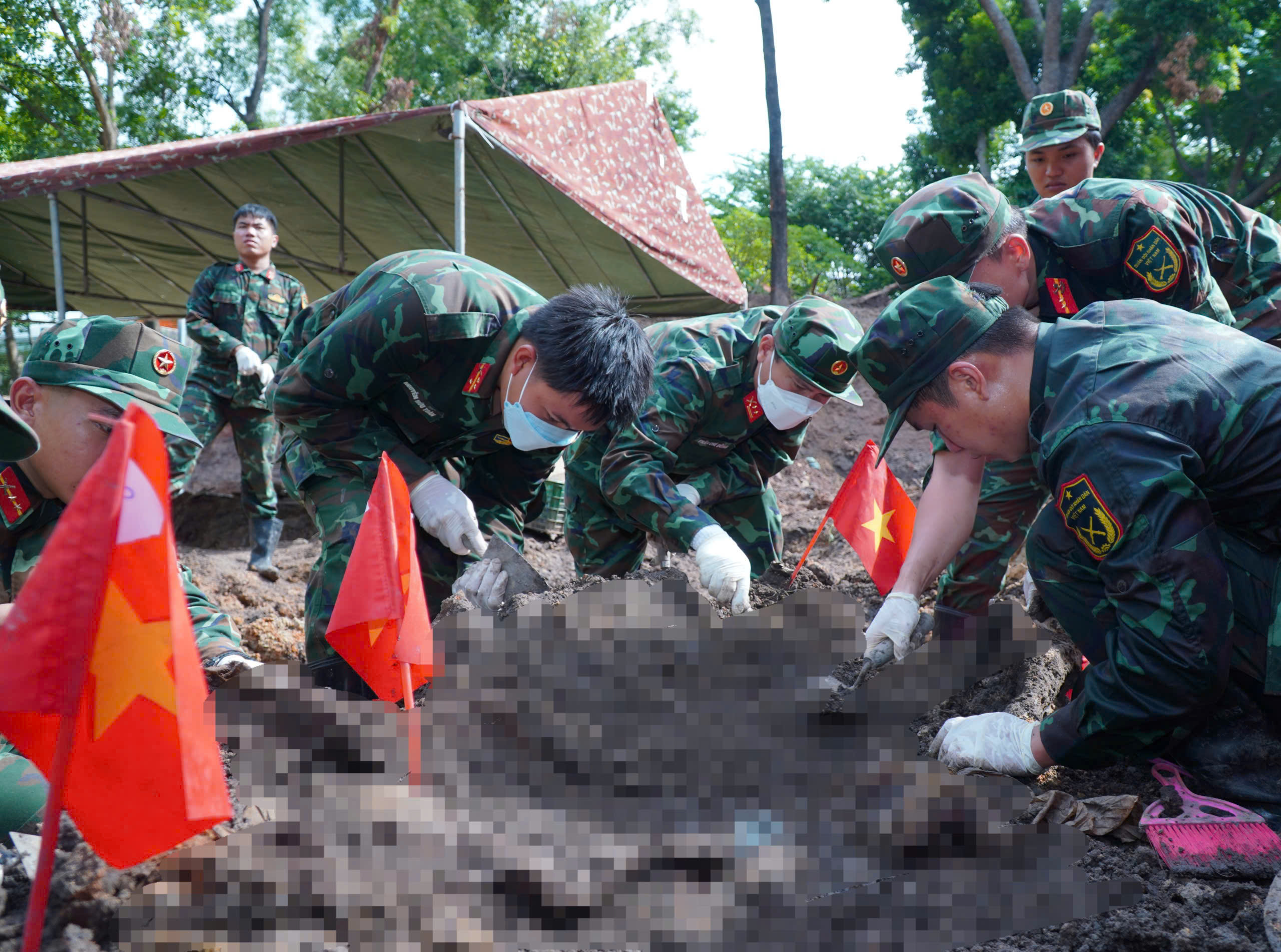 Đã thấy 417 bộ hài cốt ở công viên Lê Thị Riêng, hôm nay tìm thấy thêm khăn quàng cổ - Ảnh 1.