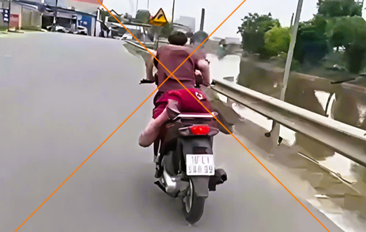Xử phạt thanh niên nằm trên yên xe làm xiếc trên đường - Ảnh 1.