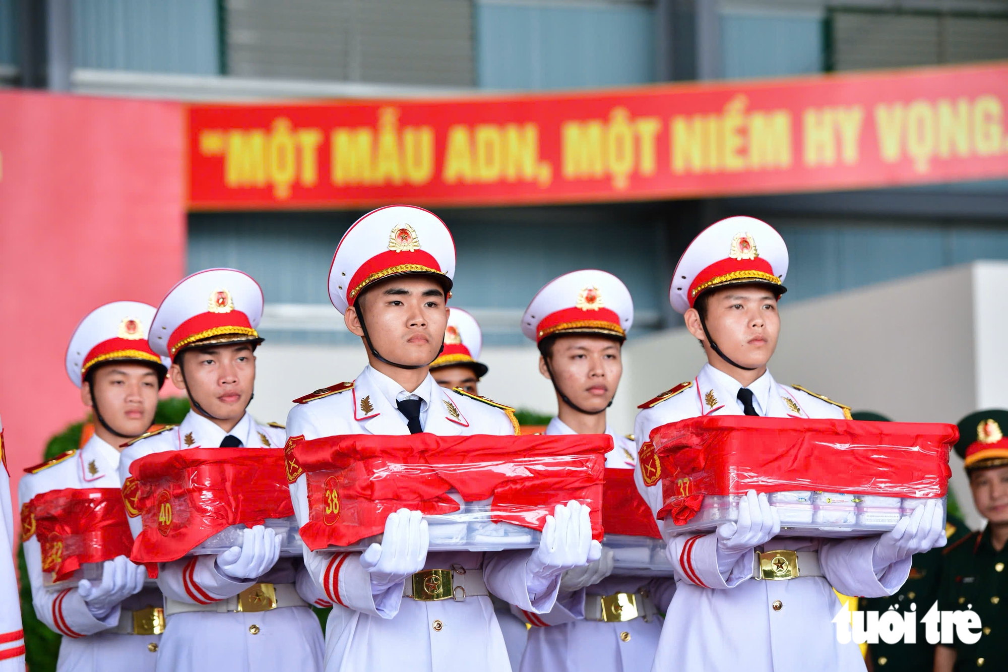Over 7,000 martyr remains samples leave Ho Chi Minh City for Hanoi for DNA testing - Ảnh 7.