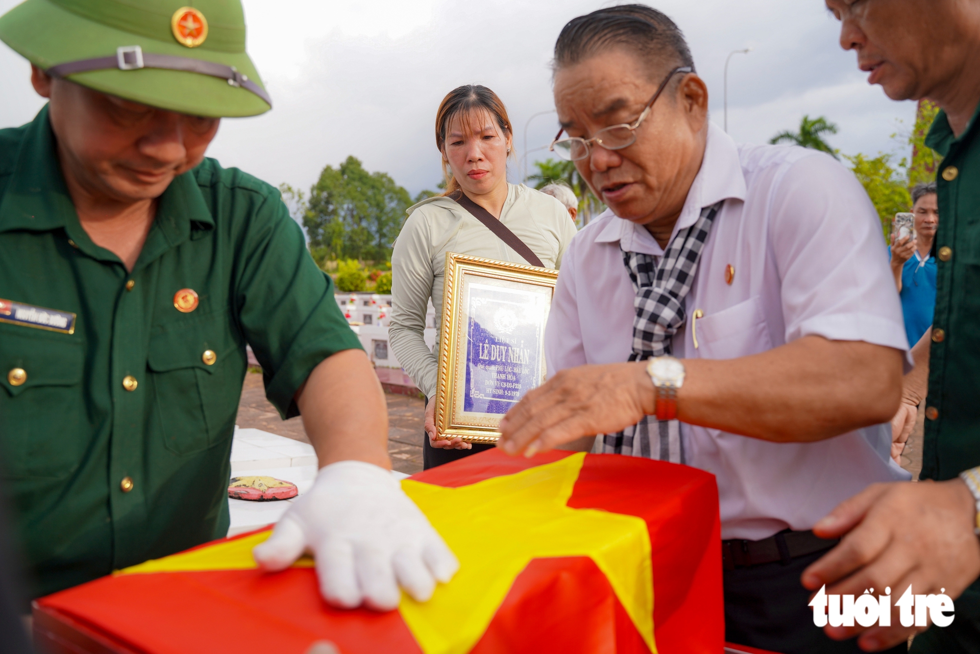 Con gái liệt sĩ Lê Duy Nhẫn: 'Dù không thể nhớ rõ gương mặt bố nhưng trong lòng con, bố luôn là người vĩ đại' - Ảnh 4.